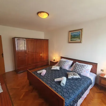 Zdenka For Max 2 Persons In Center Close To Sea